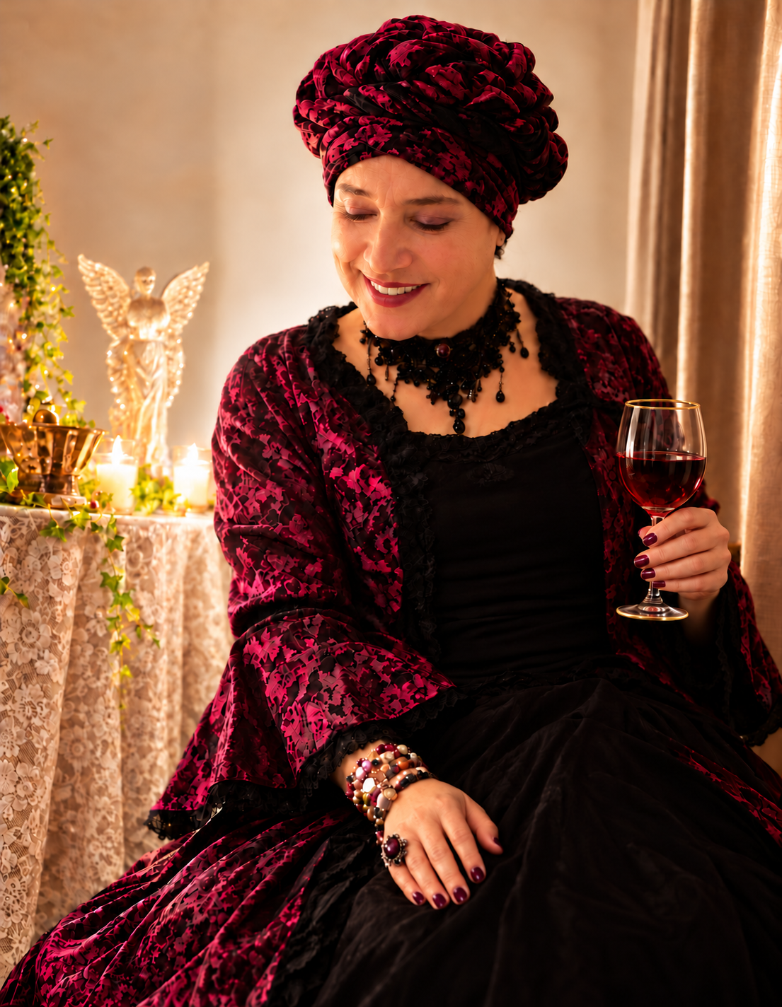 Retrato de mulher com vestido e turbante bordô, junto a velas e elementos naturais